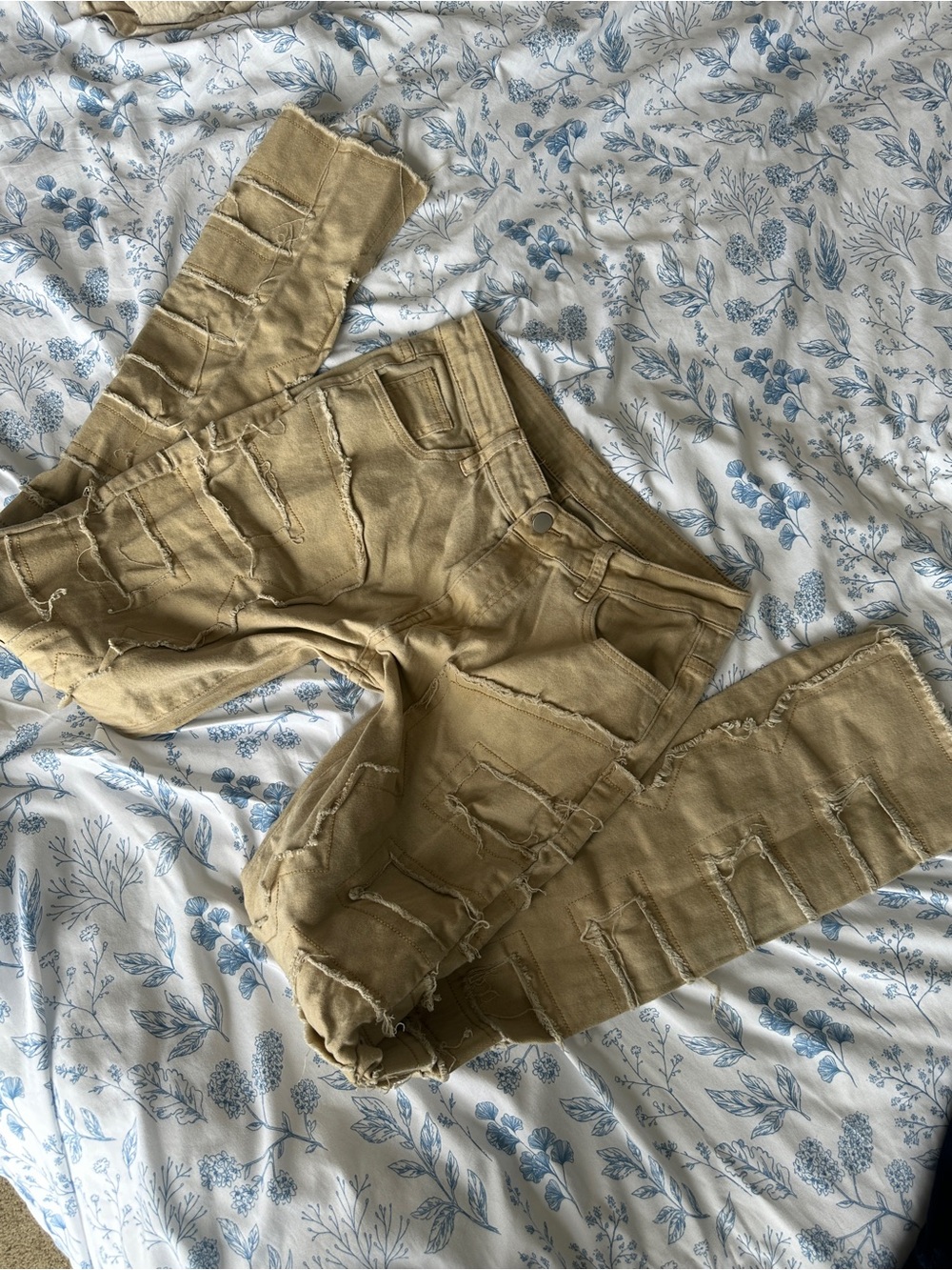 Men’s Kahki Patched Y2K jeans size Medium